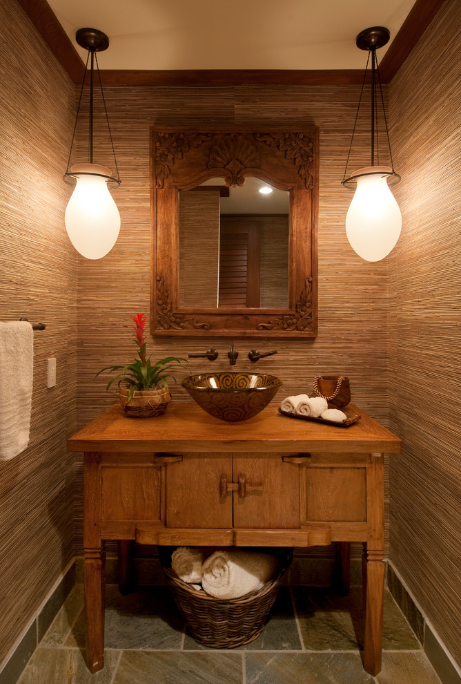 Cette image montre un WC et toilettes ethnique en bois brun avec une vasque, un placard en trompe-l'oeil et un mur marron.