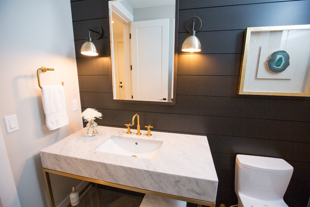 Esempio di un bagno di servizio design di medie dimensioni con consolle stile comò, ante bianche, WC a due pezzi, pareti nere, pavimento in gres porcellanato, lavabo sottopiano, top in marmo, pavimento grigio e top bianco