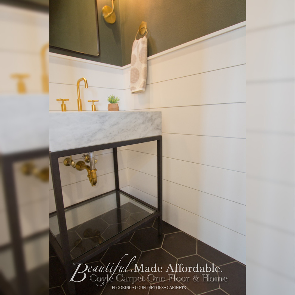 Exemple d'un petit WC et toilettes tendance avec un placard en trompe-l'oeil, WC séparés, un mur vert, un sol en carrelage de céramique, un lavabo intégré, un plan de toilette en granite, un sol marron et un plan de toilette blanc.