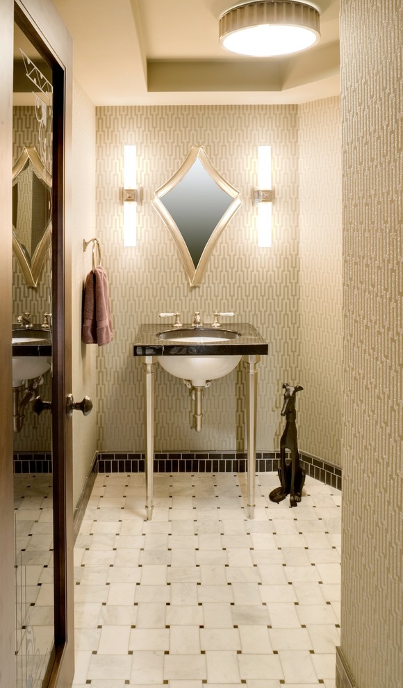На фото: туалет в стиле неоклассика (современная классика) с врезной раковиной