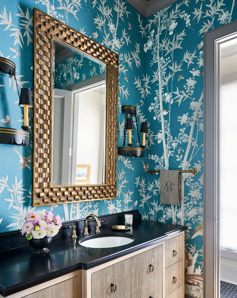 Diseño de aseo clásico con armarios con paneles lisos, puertas de armario de madera clara, paredes azules, suelo con mosaicos de baldosas, lavabo bajoencimera, suelo negro y encimeras negras