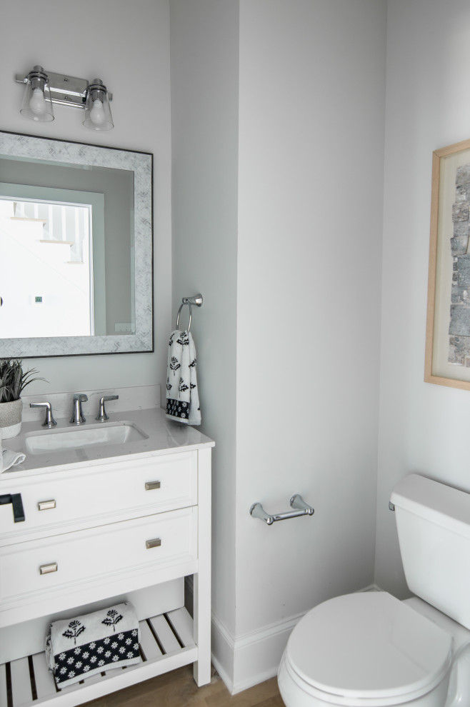 Inspiration pour un petit WC et toilettes rustique avec un placard en trompe-l'oeil, des portes de placard blanches, WC séparés, un mur gris, parquet clair, un lavabo encastré, un plan de toilette en marbre, un sol beige et un plan de toilette gris.
