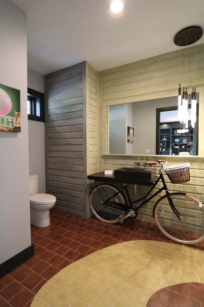 Idéer för ett stort lantligt toalett, med en toalettstol med hel cisternkåpa, grå väggar och brunt golv