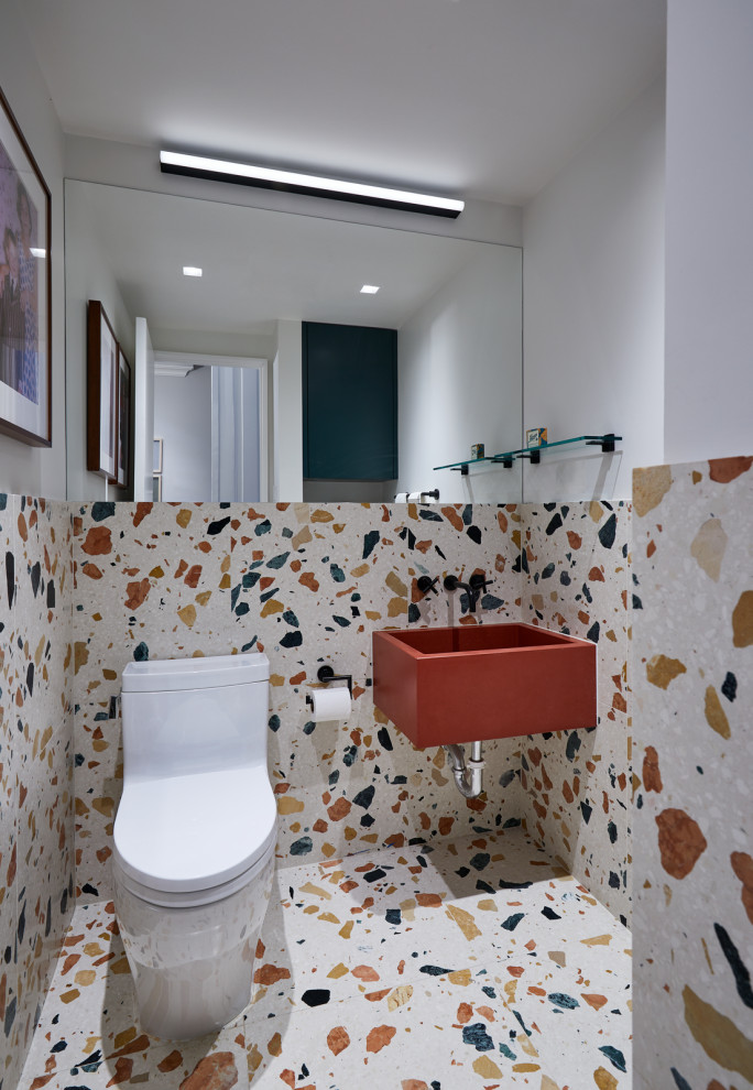 Kleine Moderne Gästetoilette mit Toilette mit Aufsatzspülkasten, farbigen Fliesen, Steinplatten, weißer Wandfarbe, Terrazzo-Boden, integriertem Waschbecken, Mineralwerkstoff-Waschtisch, buntem Boden und roter Waschtischplatte in New York