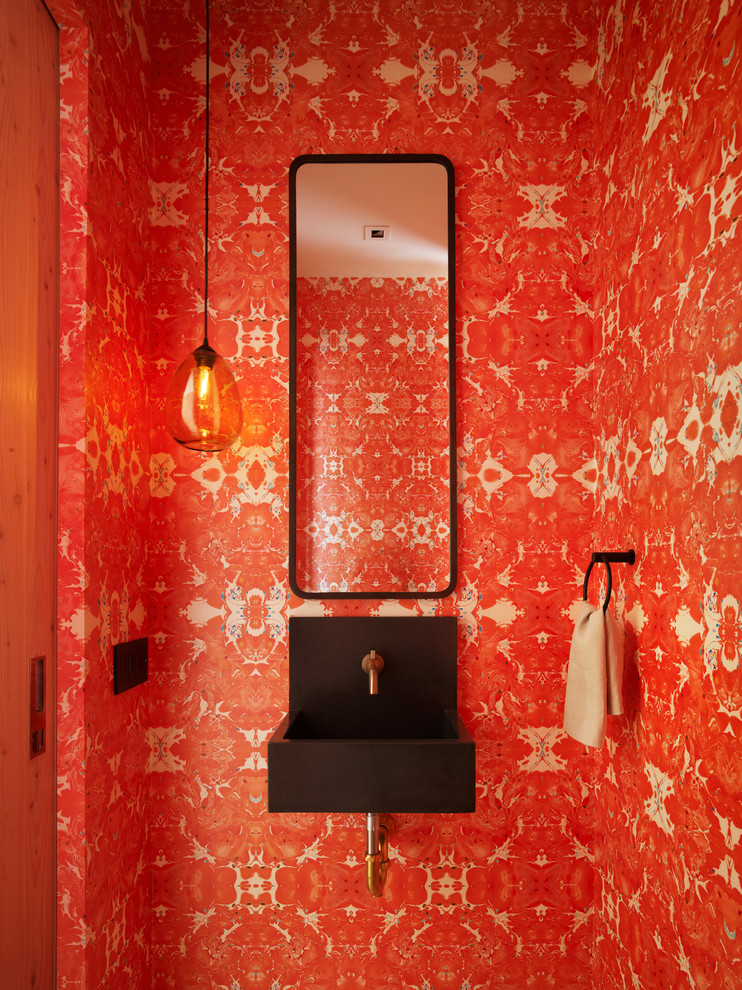 Inspiration för ett rustikt toalett, med röda väggar och ett väggmonterat handfat