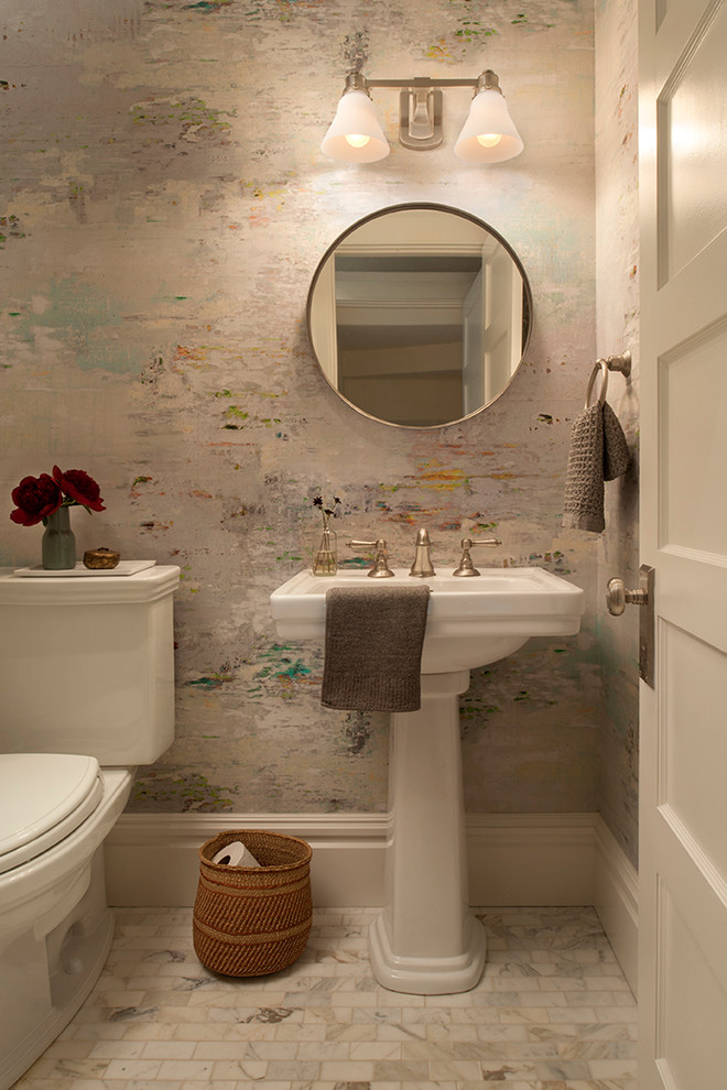 Foto de aseo moderno de tamaño medio con sanitario de una pieza, paredes grises, suelo de baldosas de porcelana y lavabo con pedestal