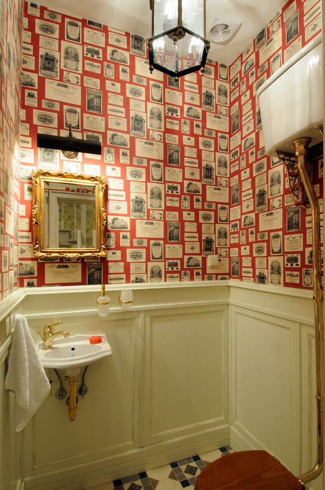 Foto di un bagno di servizio boho chic con WC a due pezzi, pareti multicolore e lavabo sospeso