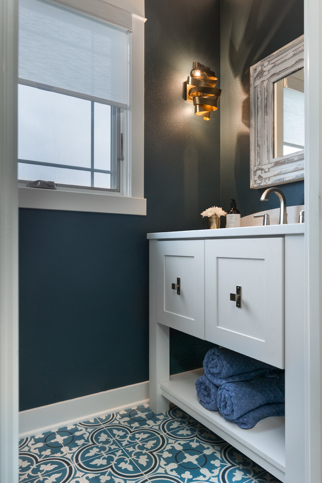 Imagen de aseo campestre con armarios con paneles lisos, puertas de armario turquesas, lavabo encastrado, encimera de cuarcita y encimeras blancas