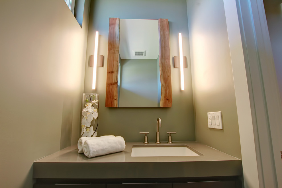 Exempel på ett litet modernt beige beige toalett, med släta luckor, skåp i mörkt trä, beige väggar, klinkergolv i porslin, ett undermonterad handfat, bänkskiva i kvartsit och beiget golv