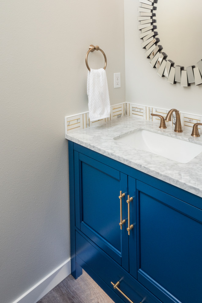 Idee per un piccolo bagno di servizio tradizionale con ante in stile shaker, ante blu, WC a due pezzi, lavabo sottopiano, top in marmo e top bianco