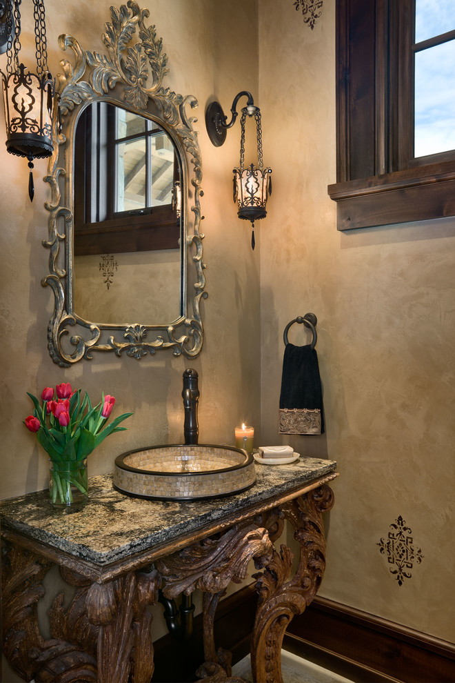 他の地域にある地中海スタイルのおしゃれなトイレ・洗面所 (ベージュの壁、ベッセル式洗面器) の写真