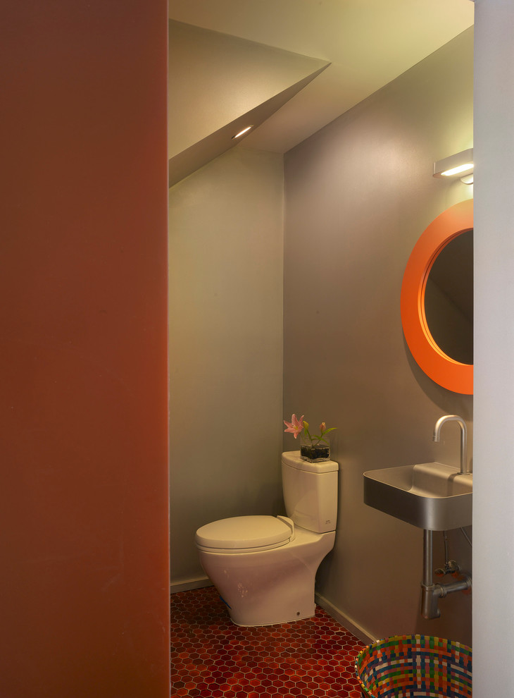 サンフランシスコにあるコンテンポラリースタイルのおしゃれなトイレ・洗面所 (壁付け型シンク、赤い床) の写真
