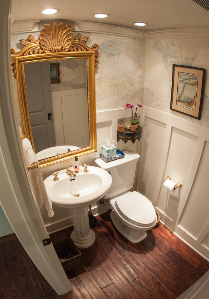 Ejemplo de aseo clásico con sanitario de dos piezas, paredes multicolor, suelo de madera en tonos medios y lavabo con pedestal