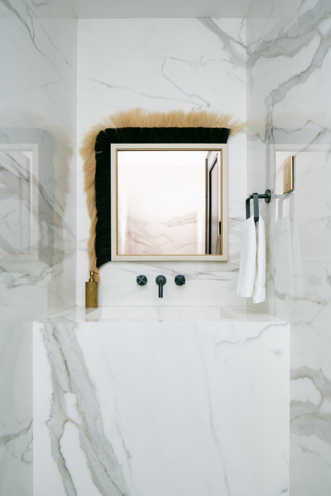 Imagen de aseo actual con baldosas y/o azulejos blancos, lavabo integrado y encimeras blancas