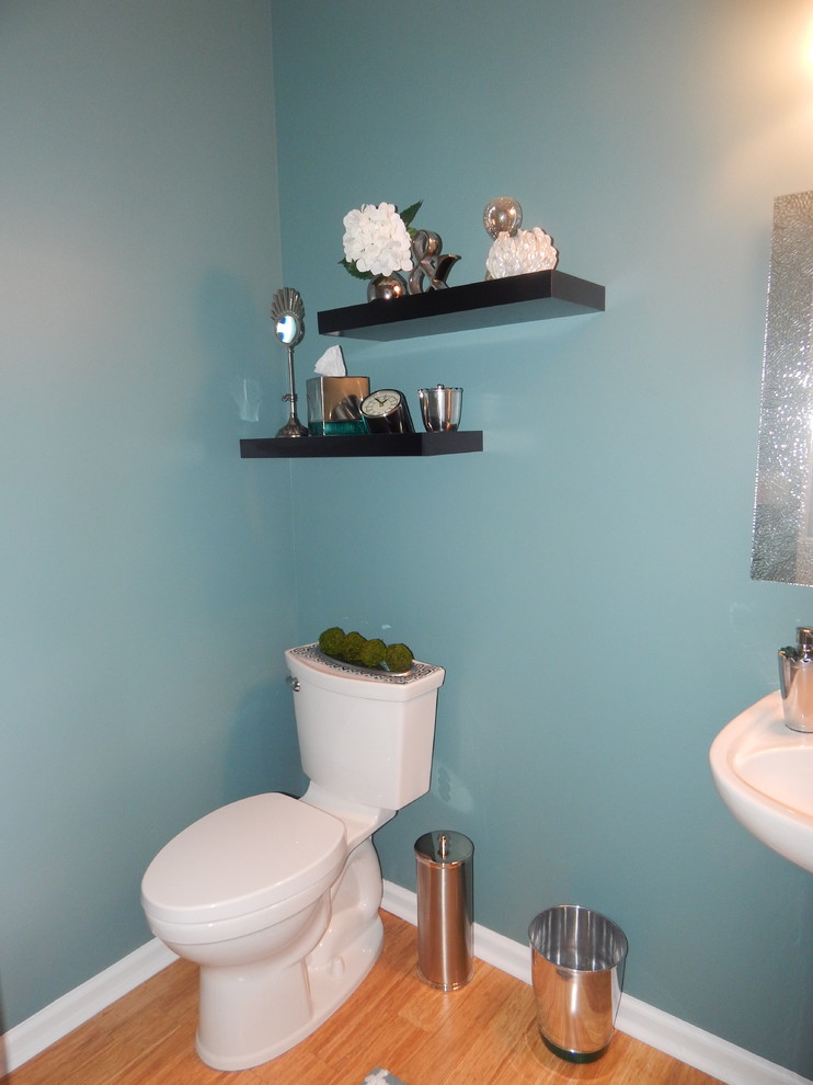 На фото: туалет среднего размера в стиле неоклассика (современная классика) с раковиной с пьедесталом и синими стенами