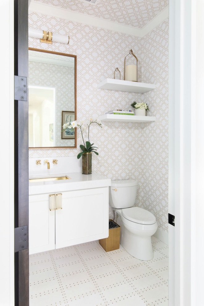 Inspiration för mellanstora klassiska vitt toaletter, med skåp i shakerstil, vita skåp, en toalettstol med separat cisternkåpa, vita väggar, marmorgolv, ett undermonterad handfat, marmorbänkskiva och vitt golv