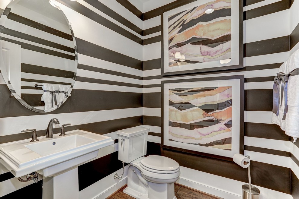 Foto di un bagno di servizio tradizionale con WC a due pezzi, pareti marroni, parquet scuro e lavabo a bacinella