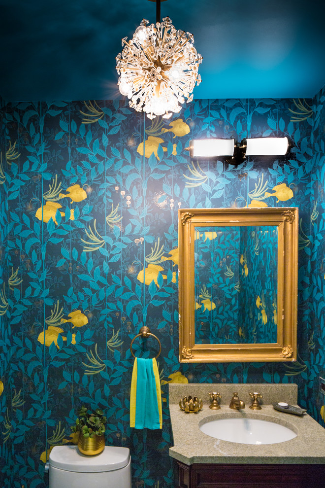 Foto di un piccolo bagno di servizio boho chic con top beige, pareti multicolore e lavabo sottopiano
