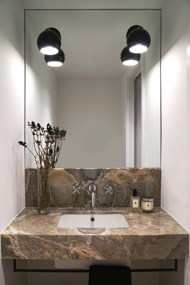 Idee per un grande bagno di servizio minimalista con WC sospeso, pareti bianche, ante lisce, pavimento in marmo, lavabo sottopiano e top in onice