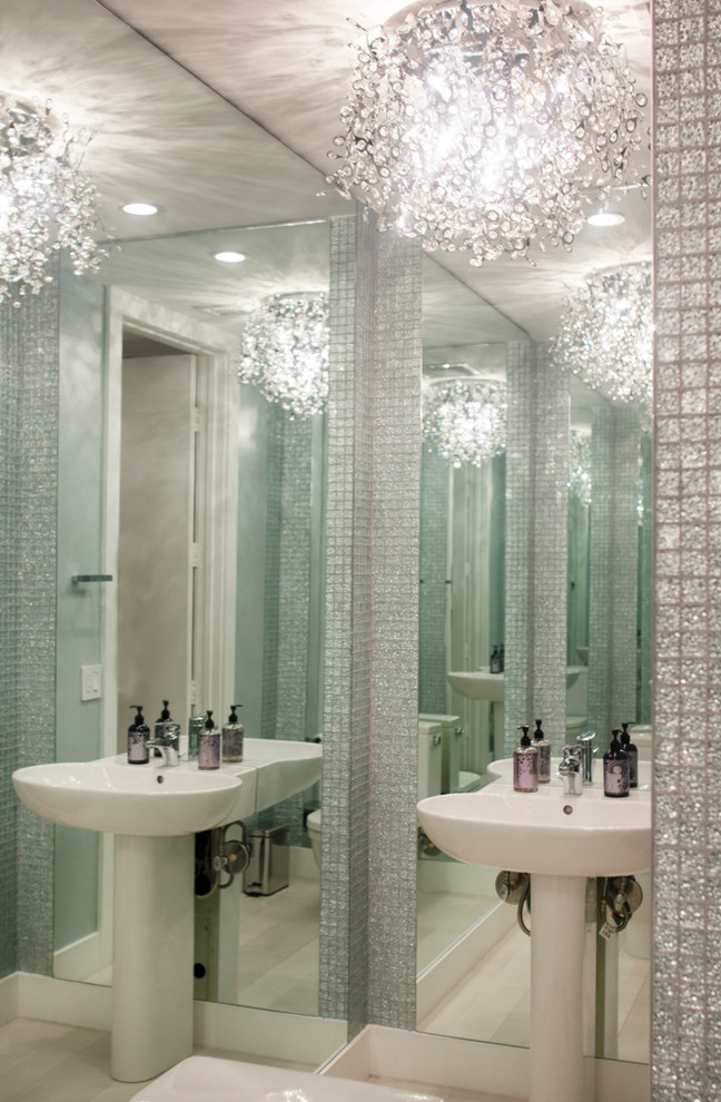 マイアミにあるトラディショナルスタイルのおしゃれなトイレ・洗面所の写真