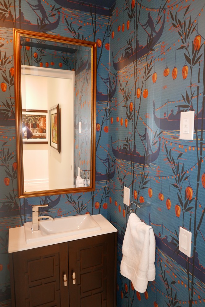 Bild på ett mellanstort vintage toalett, med luckor med infälld panel, skåp i mörkt trä, flerfärgade väggar, ett nedsänkt handfat, bänkskiva i kvartsit, marmorgolv och grått golv