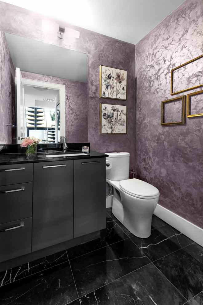 Idéer för mellanstora funkis svart toaletter, med släta luckor, svarta skåp, en toalettstol med separat cisternkåpa, lila väggar, klinkergolv i porslin, ett undermonterad handfat och svart golv