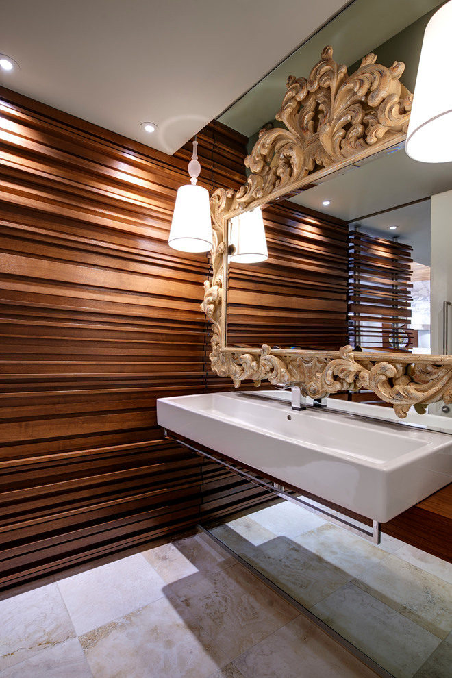 Kleine Moderne Gästetoilette mit Waschtisch aus Holz, Wandtoilette mit Spülkasten, brauner Wandfarbe, Travertin und Trogwaschbecken in Indianapolis