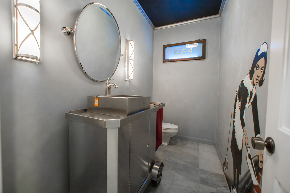 Mittelgroße Stilmix Gästetoilette mit Aufsatzwaschbecken, verzierten Schränken, Edelstahl-Waschbecken/Waschtisch, Toilette mit Aufsatzspülkasten, grauen Fliesen, grauer Wandfarbe und Marmorboden in Houston