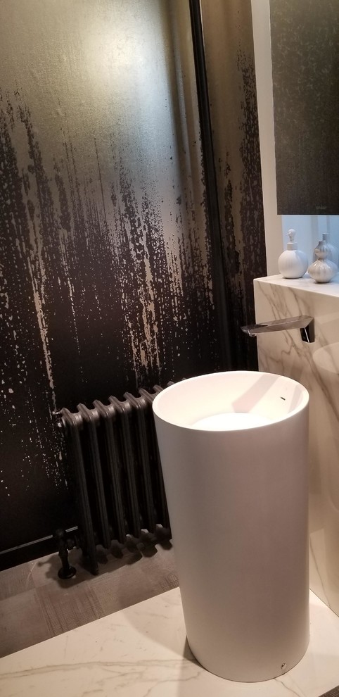 Idee per un piccolo bagno di servizio minimalista con WC a due pezzi, pareti grigie, pavimento in gres porcellanato, lavabo a colonna, top in marmo, pavimento multicolore e top bianco