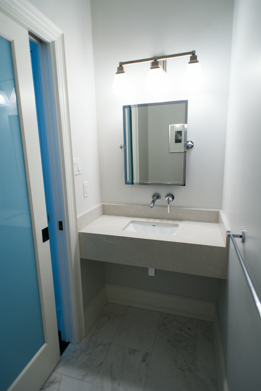 Idee per un piccolo bagno di servizio tradizionale con top in quarzo composito, piastrelle bianche, pareti grigie e pavimento in marmo