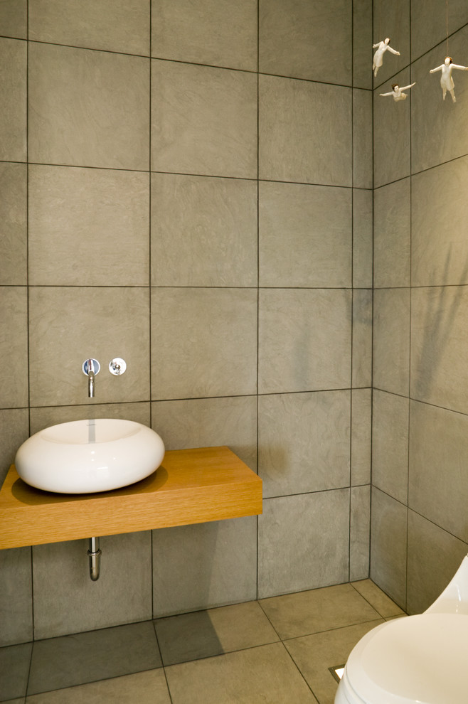 Esempio di un bagno di servizio minimalista con lavabo a bacinella