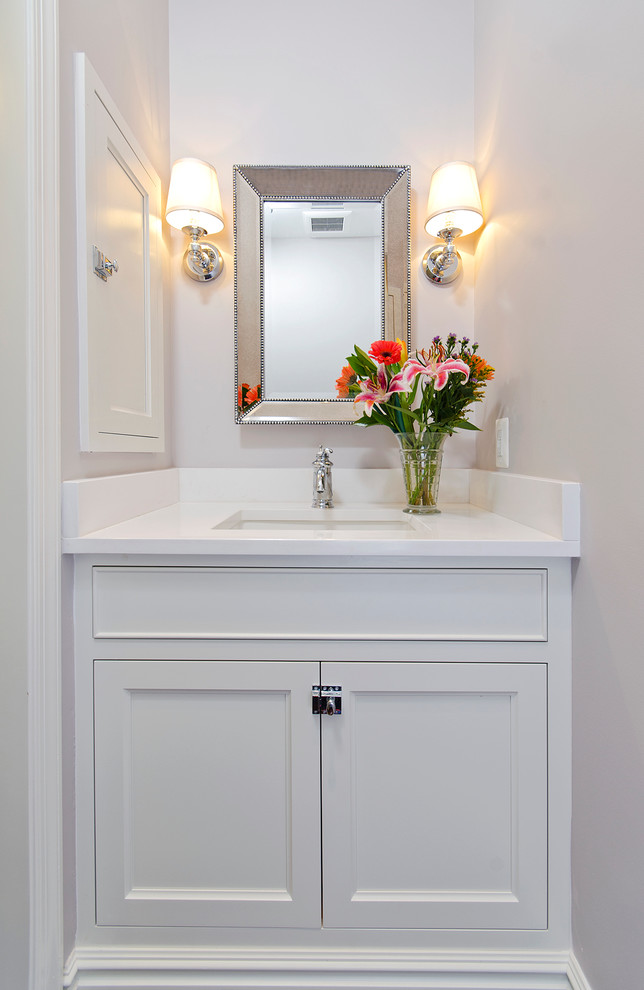 ワシントンD.C.にある小さなコンテンポラリースタイルのおしゃれなトイレ・洗面所 (インセット扉のキャビネット、白いキャビネット、グレーの壁、アンダーカウンター洗面器、クオーツストーンの洗面台) の写真