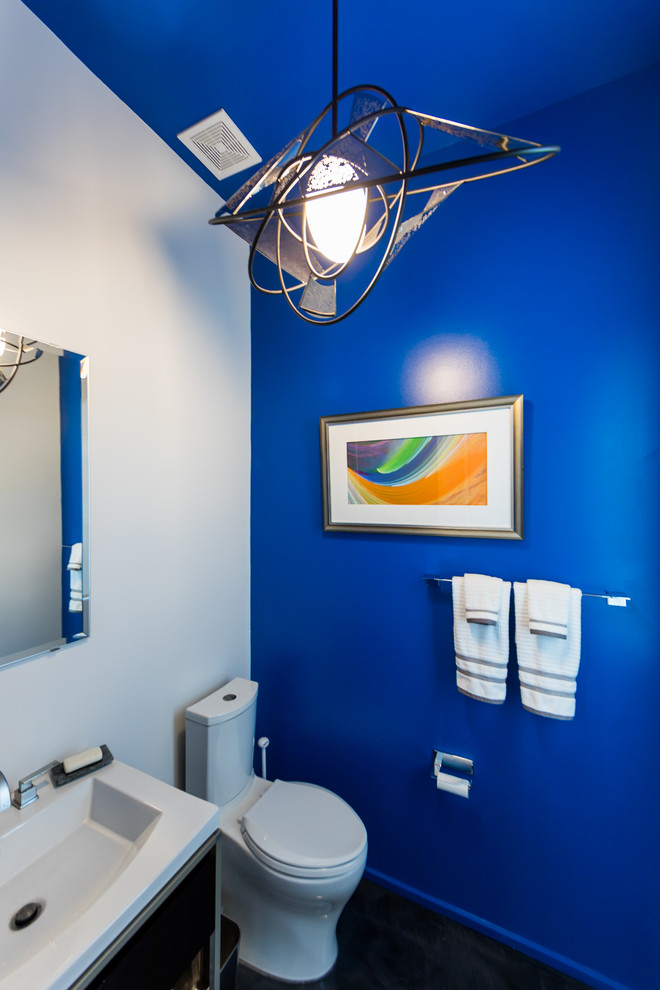 Idéer för att renovera ett mellanstort funkis toalett, med betonggolv, grått golv, möbel-liknande, bruna skåp, en toalettstol med separat cisternkåpa, blå väggar och ett integrerad handfat
