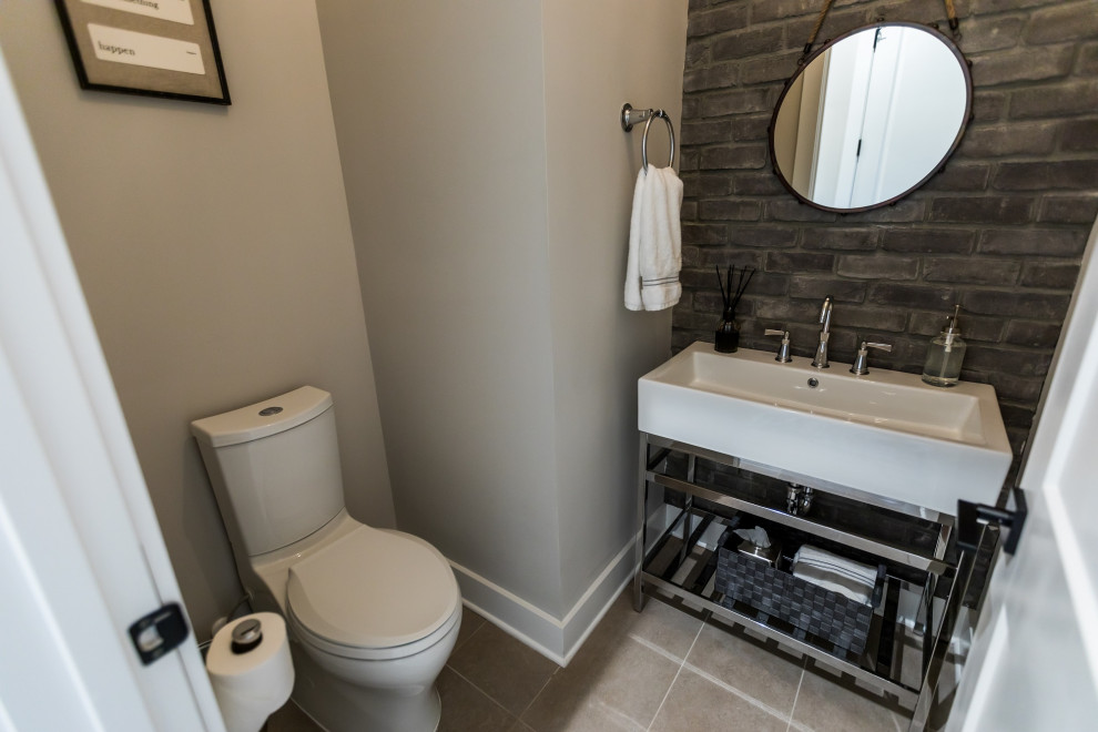 Idéer för att renovera ett mellanstort rustikt vit vitt toalett, med öppna hyllor, en toalettstol med separat cisternkåpa, grå kakel, stenkakel, grå väggar, klinkergolv i porslin, ett integrerad handfat och grått golv