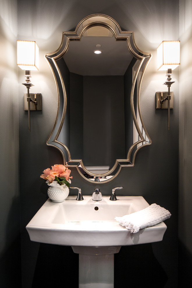 Пример оригинального дизайна: туалет среднего размера в современном стиле с серыми стенами и раковиной с пьедесталом