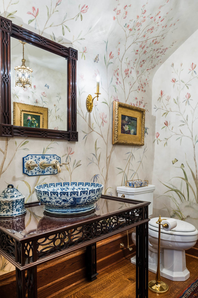 フィラデルフィアにあるトラディショナルスタイルのおしゃれなトイレ・洗面所 (ベッセル式洗面器、家具調キャビネット) の写真