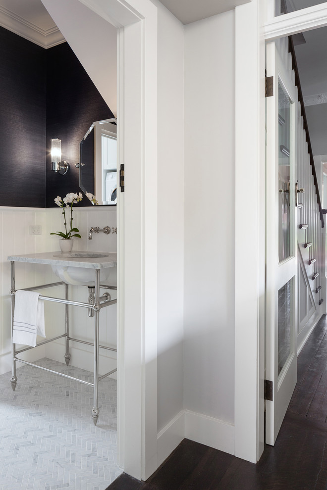 Idéer för ett litet klassiskt toalett, med öppna hyllor, en vägghängd toalettstol, vit kakel, marmorkakel, grå väggar, marmorgolv, ett undermonterad handfat, marmorbänkskiva och grått golv