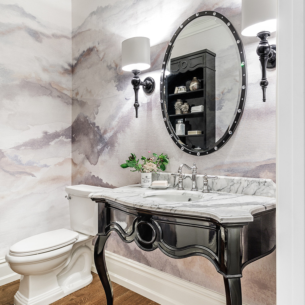 シカゴにあるラグジュアリーな中くらいなトランジショナルスタイルのおしゃれなトイレ・洗面所 (黒いキャビネット、紫の壁、無垢フローリング、アンダーカウンター洗面器、珪岩の洗面台、茶色い床) の写真