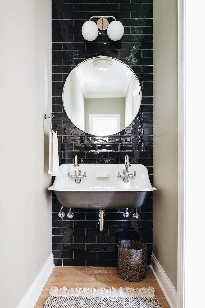 Пример оригинального дизайна: маленький туалет в стиле неоклассика (современная классика) с раздельным унитазом, черной плиткой, керамической плиткой, бежевыми стенами, светлым паркетным полом, раковиной с несколькими смесителями и коричневым полом для на участке и в саду