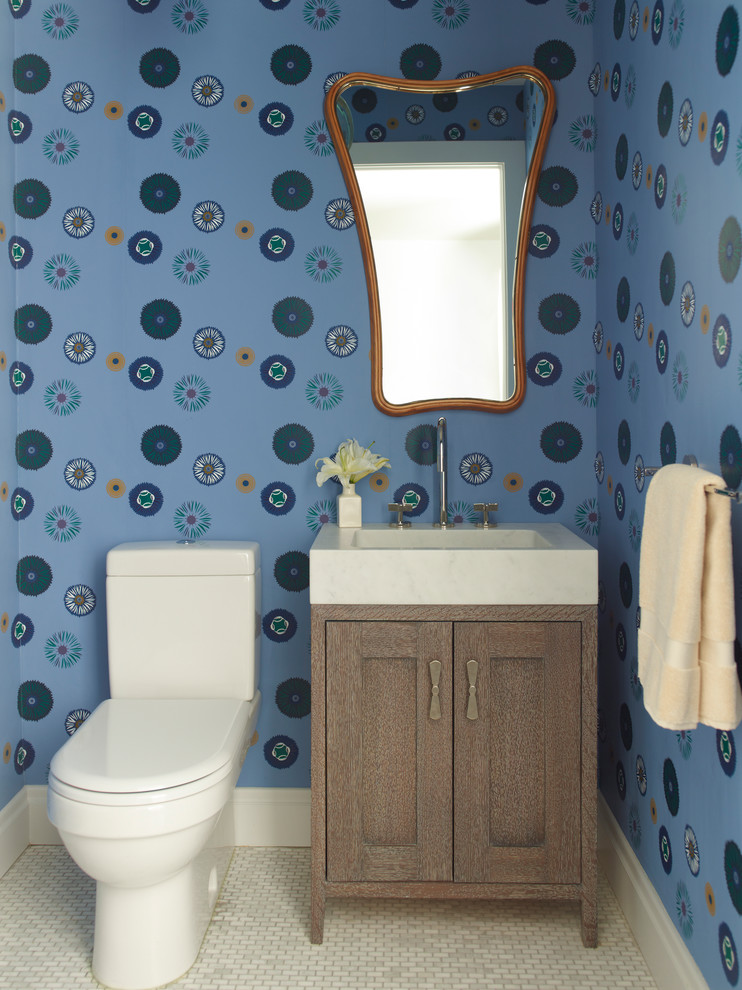 Cette image montre un WC et toilettes traditionnel en bois brun avec un placard à porte shaker, un mur multicolore et un lavabo intégré.