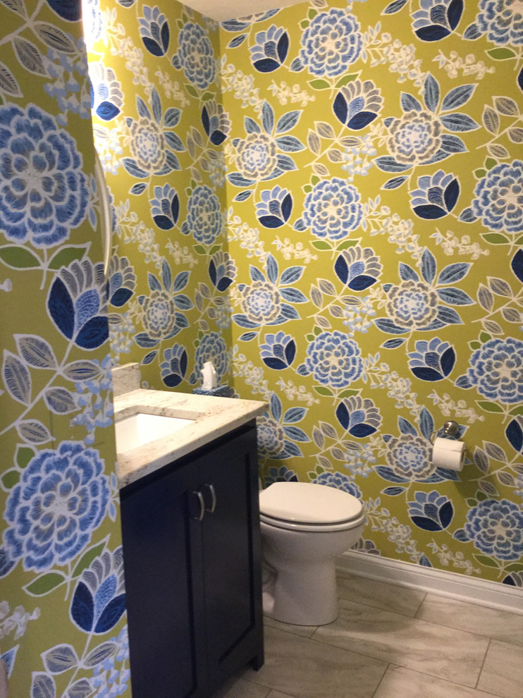 Idées déco pour un petit WC et toilettes classique avec un placard à porte shaker, des portes de placard bleues, WC séparés, un mur multicolore, un lavabo encastré, un plan de toilette en granite, un sol en vinyl et un sol blanc.