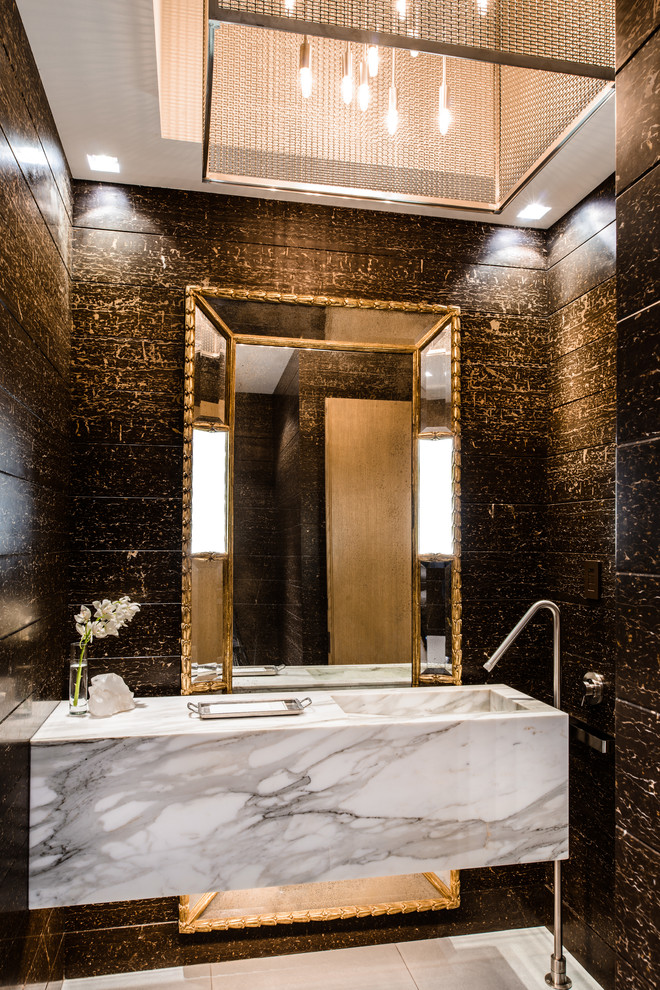 シアトルにあるラグジュアリーなコンテンポラリースタイルのおしゃれなトイレ・洗面所 (一体型シンク、茶色いタイル、白い洗面カウンター) の写真