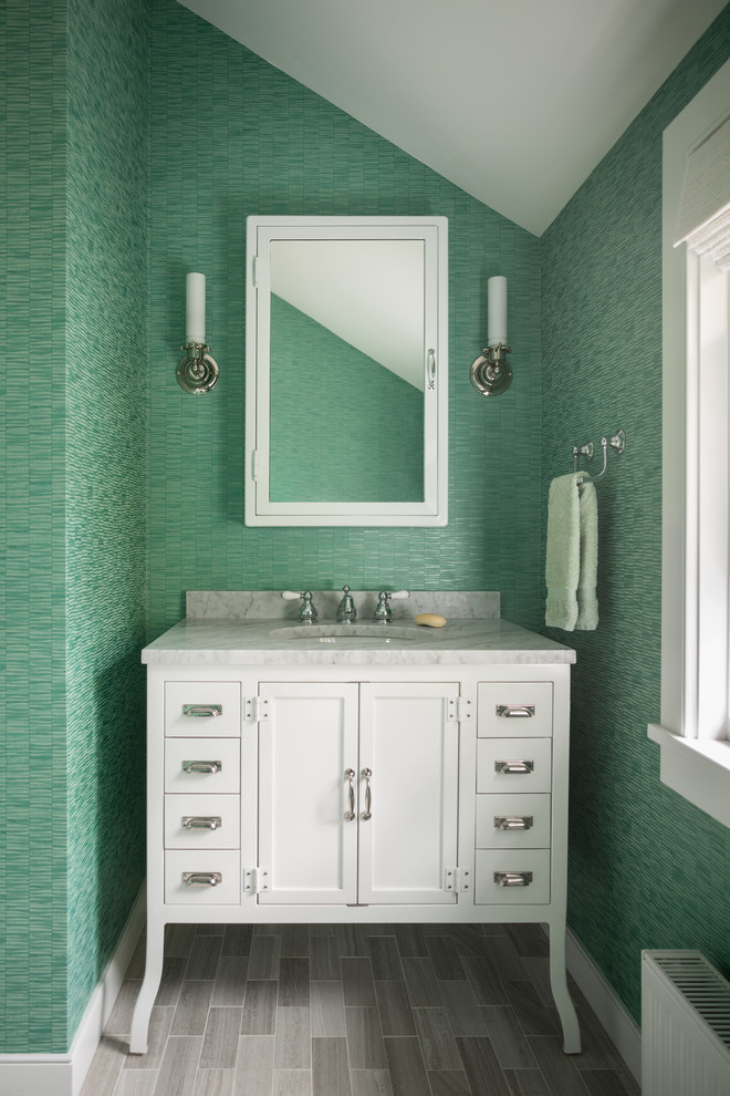 ポートランド(メイン)にあるビーチスタイルのおしゃれなトイレ・洗面所 (家具調キャビネット、白いキャビネット、緑の壁、アンダーカウンター洗面器、グレーの床、白い洗面カウンター) の写真