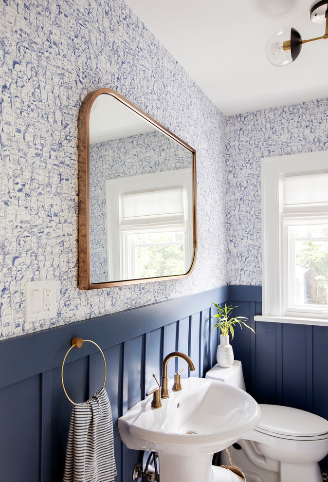 バンクーバーにある高級な小さな北欧スタイルのおしゃれなトイレ・洗面所 (青い壁、ペデスタルシンク) の写真