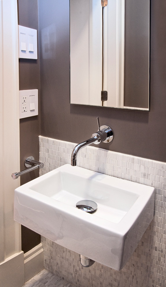 Kleine Moderne Gästetoilette mit Wandwaschbecken, grauer Wandfarbe und Marmorboden in Boston