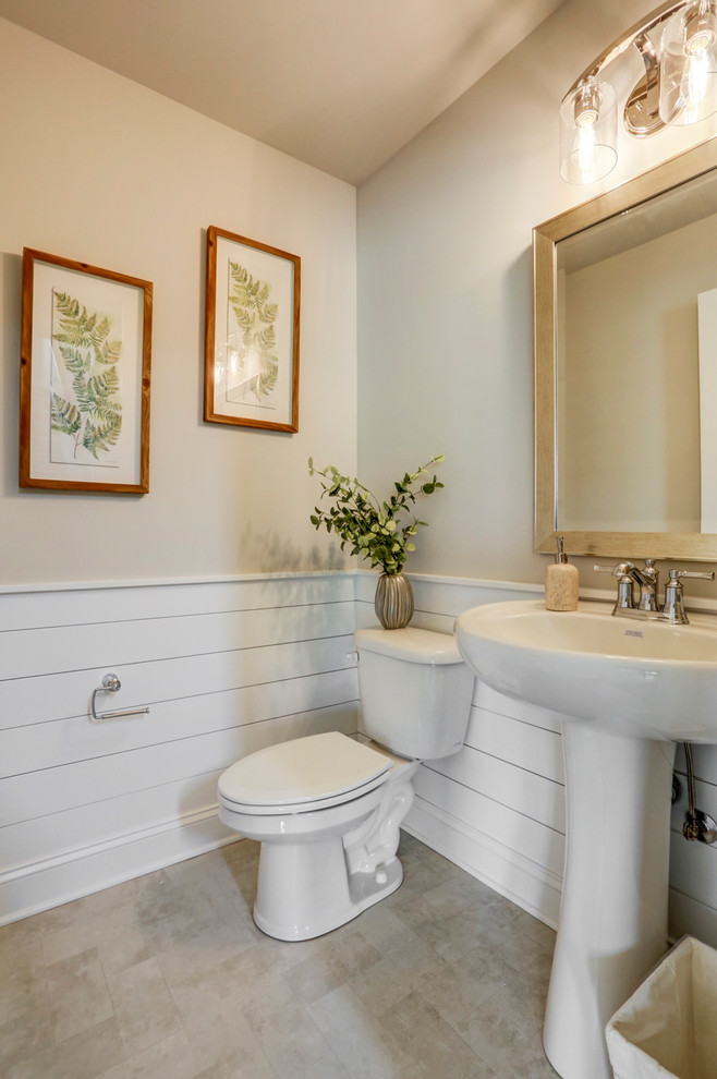 Foto de aseo campestre con suelo vinílico, lavabo con pedestal y suelo beige