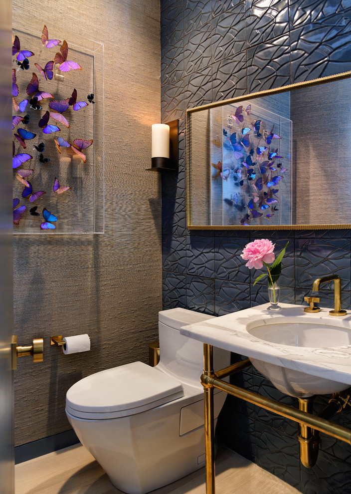 Immagine di un bagno di servizio chic con piastrelle blu, pareti grigie, lavabo sottopiano, pavimento beige e top bianco