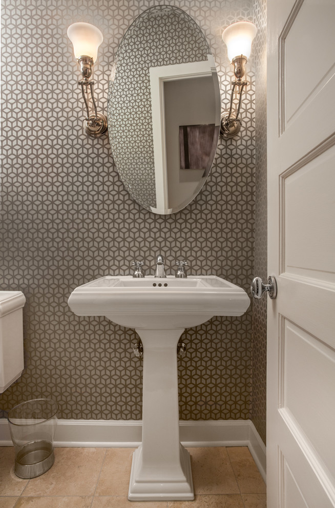 Immagine di un piccolo bagno di servizio classico con WC a due pezzi, pareti grigie, pavimento in travertino, lavabo a colonna e pavimento beige