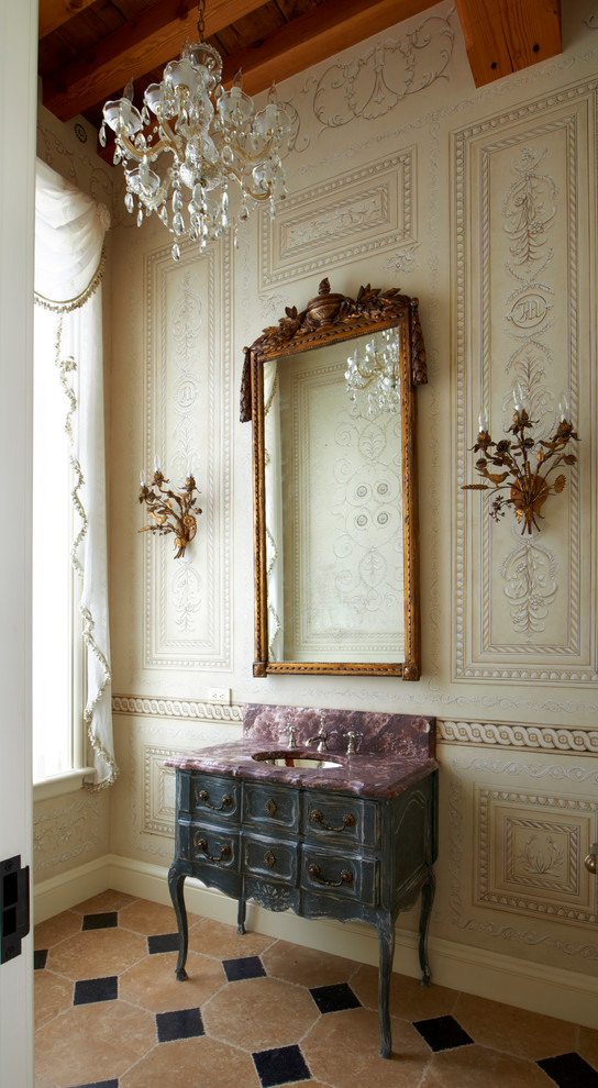 Foto di un bagno di servizio vittoriano con lavabo sottopiano, consolle stile comò, pareti beige, ante con finitura invecchiata e top viola