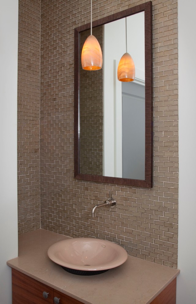 Esempio di un bagno di servizio contemporaneo con lavabo a bacinella, piastrelle grigie e piastrelle a mosaico